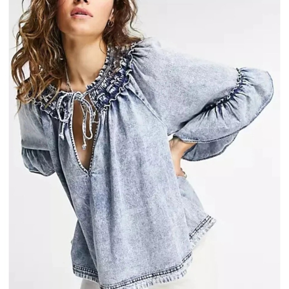 Free People Ainsley Denim Top Acid Wash Blue Y2K Bell Sleeve Peasant M A011510